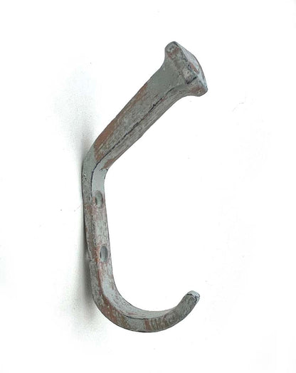 Einzelne Wandhaken aus Metall mit graue Patina