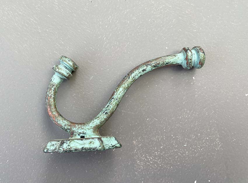 Einzelne Wandhaken aus Metall mit schöner Patina