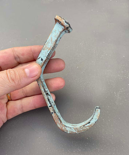 Einzelne Wandhaken aus Metall mit schöner Patina