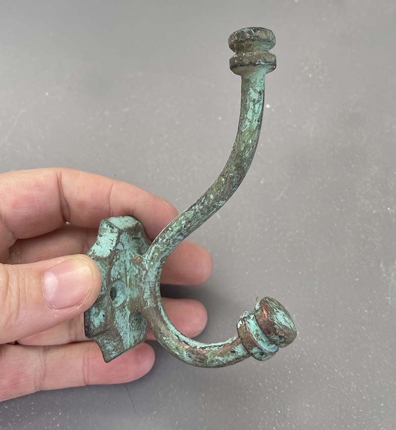 Einzelne Wandhaken aus Metall mit schöner Patina